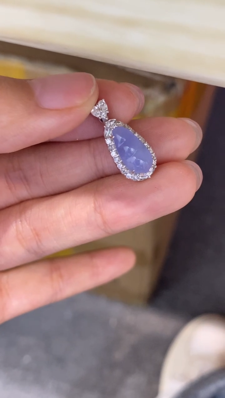 颈饰18K金镶嵌翡翠爱****球收到货48小时鉴赏期（超时不退不换）