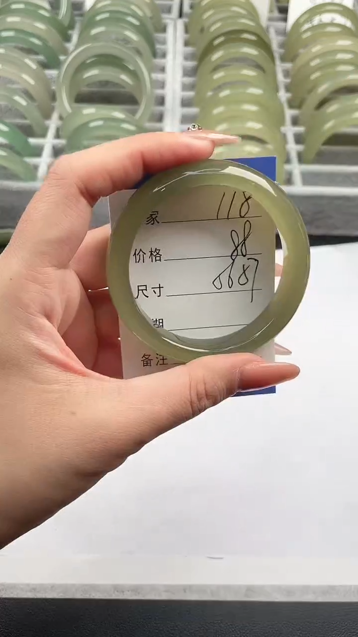 未镶嵌手镯石英质玉湖水绿