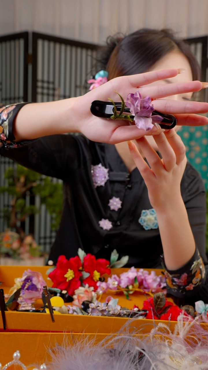 刺绣微**暖非遗苏绣绒花手工饰品