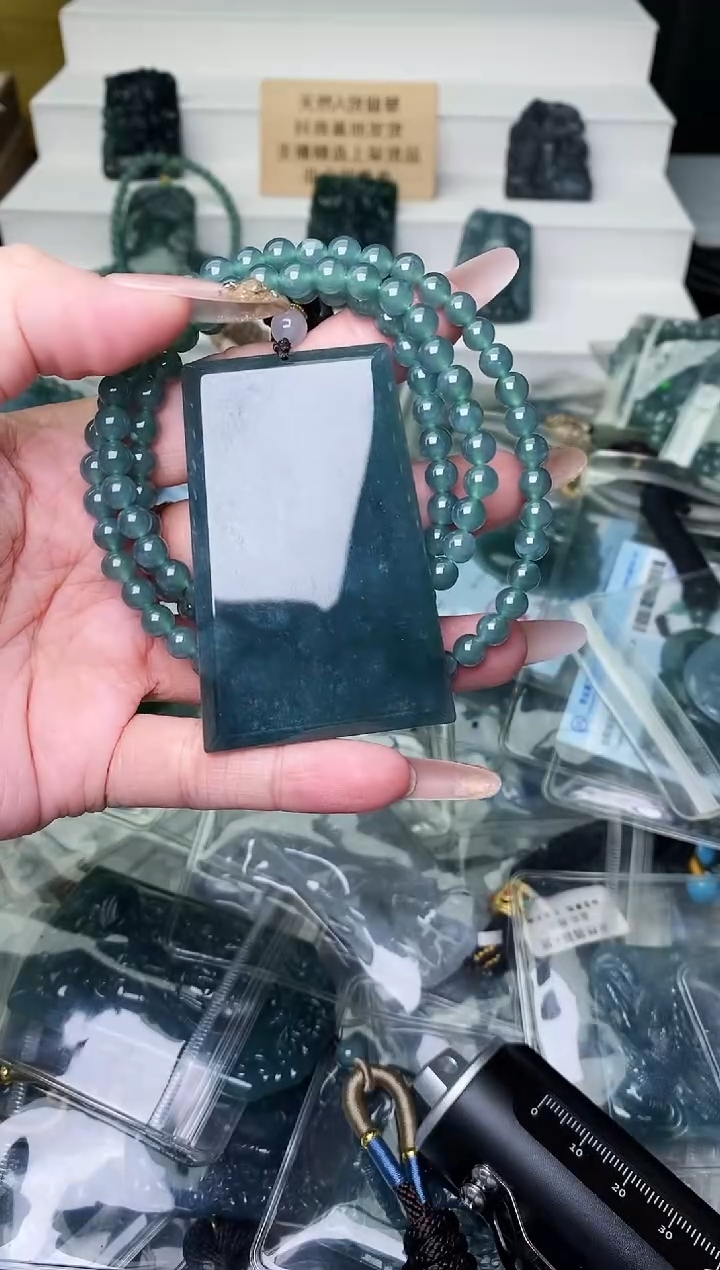 颈饰未镶嵌翡翠 