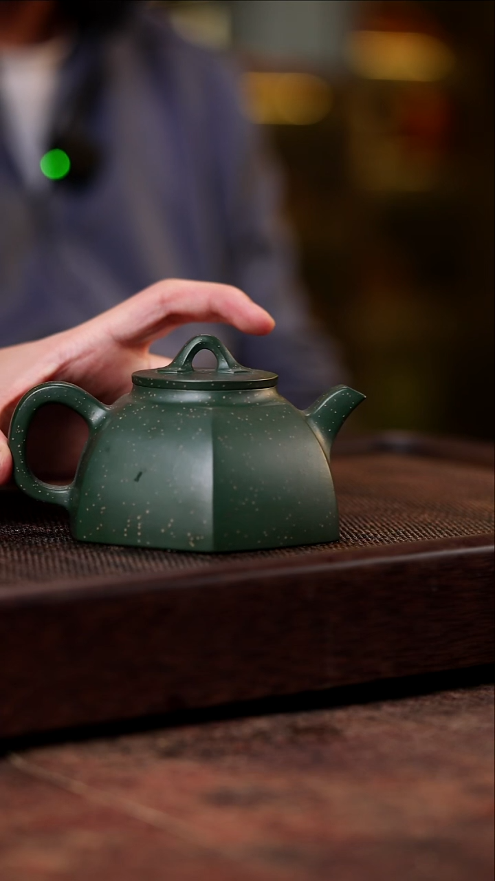 宜兴紫砂老绿泥铺砂六方圆口