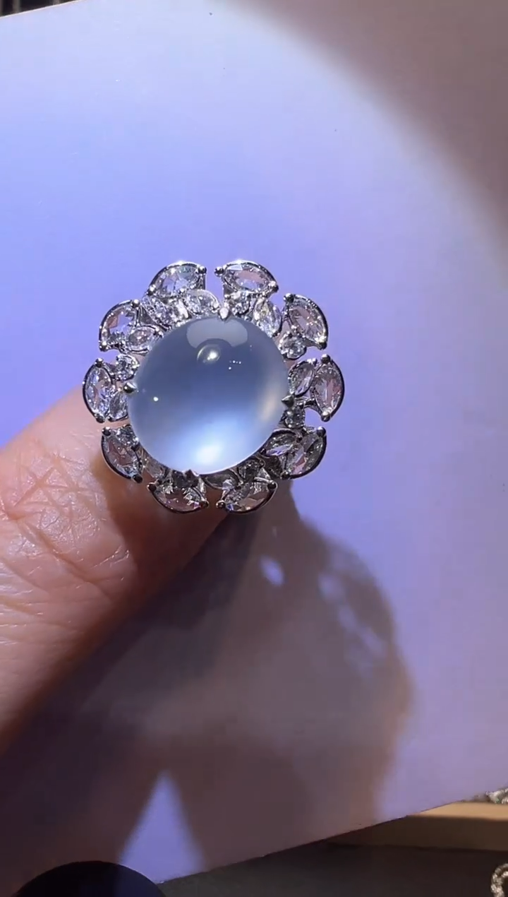 18K金镶嵌戒指翡翠蛋面