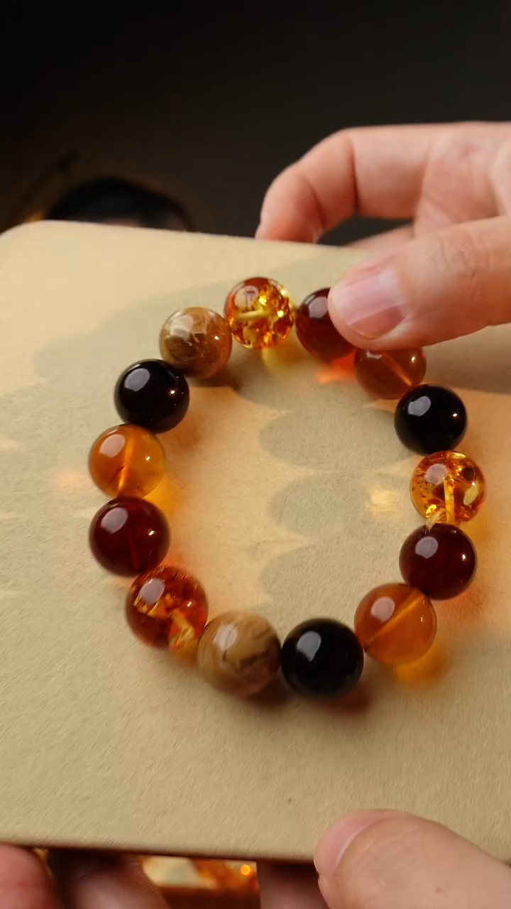 【闪购商品】琥珀裸石未镶嵌16+多宝手串