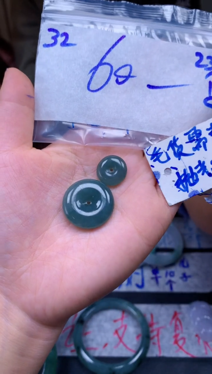 【闪购商品】定制翡翠未镶嵌32毛货需精细抛光挂件多样性拍一发一