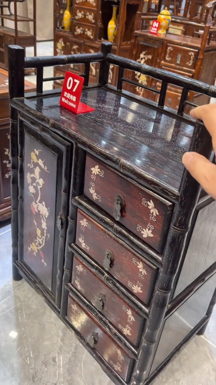 木鸟踏花枝螺钿收纳柜