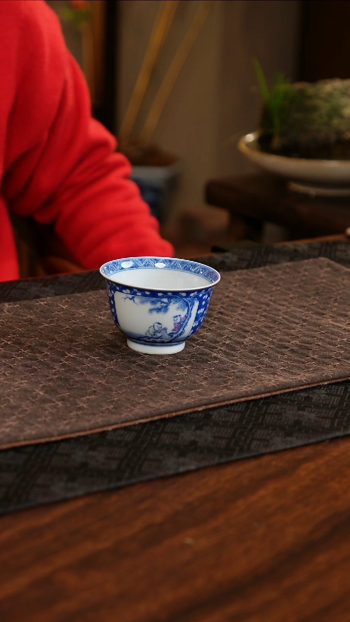 【闪购商品】摆件冰梅开窗斗彩扑蝶童子主人杯