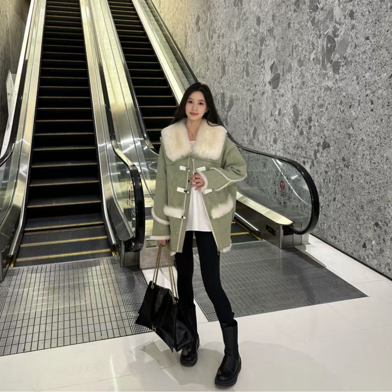 小香风仿皮毛一体短款外套