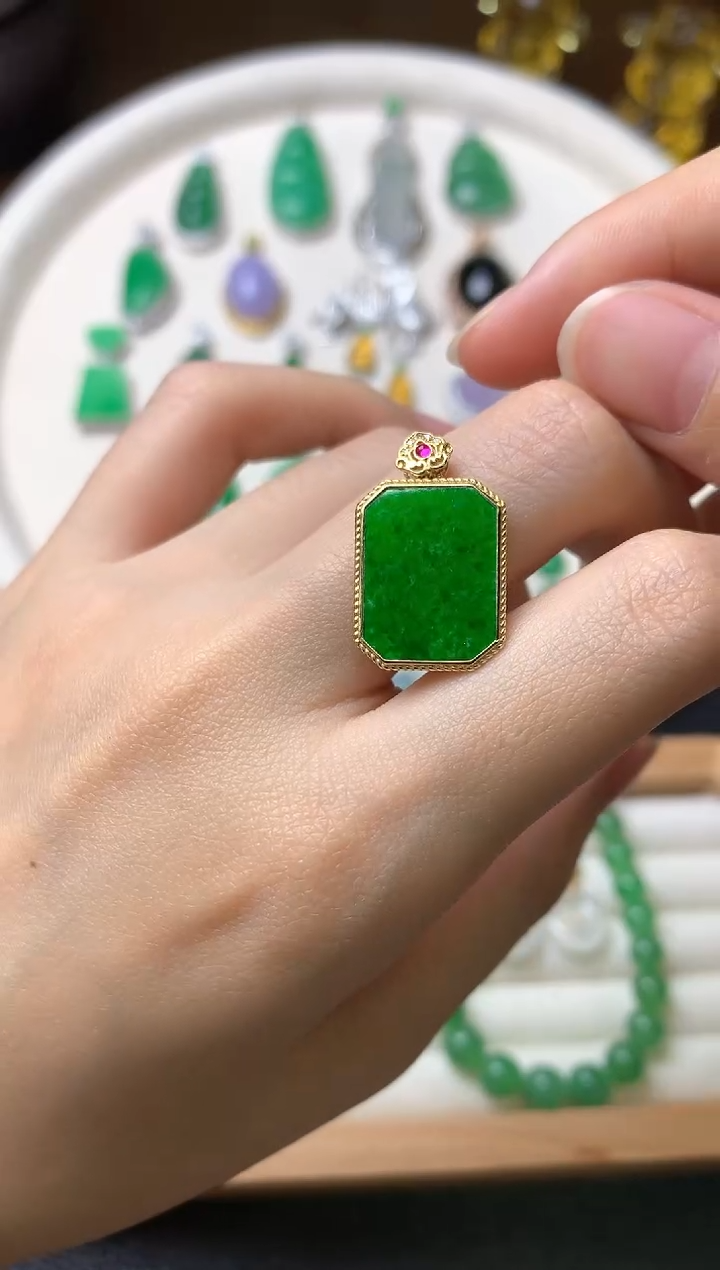 【闪购商品】翡翠吊坠(赠链)18K金镶嵌吊坠