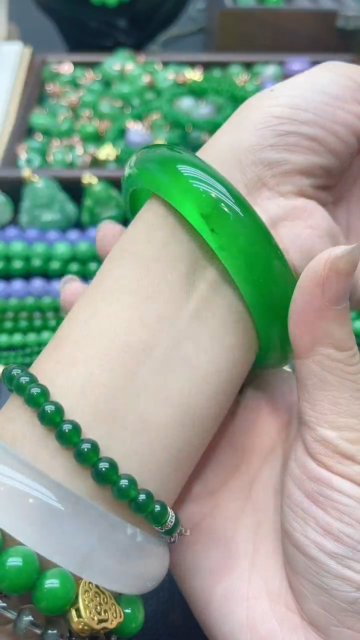 颈饰未镶嵌翡翠绿手镯