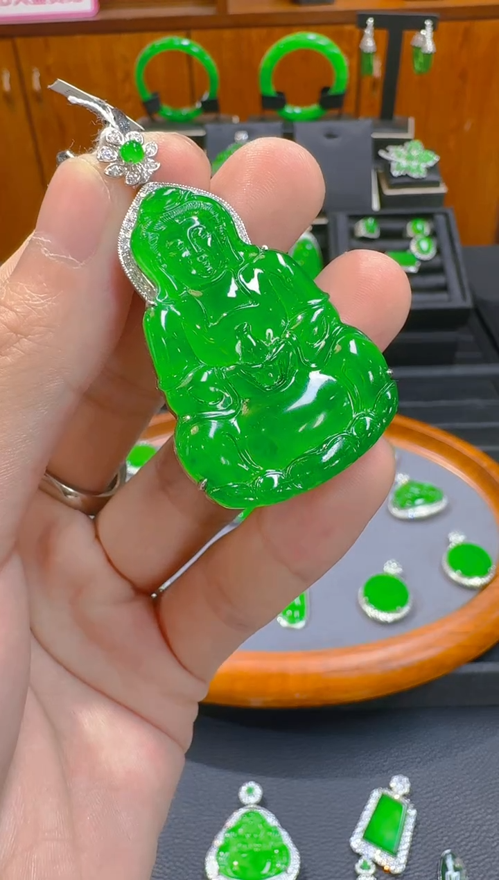 【闪购商品】翡翠吊坠(赠链)18K金镶嵌天然A货翡翠