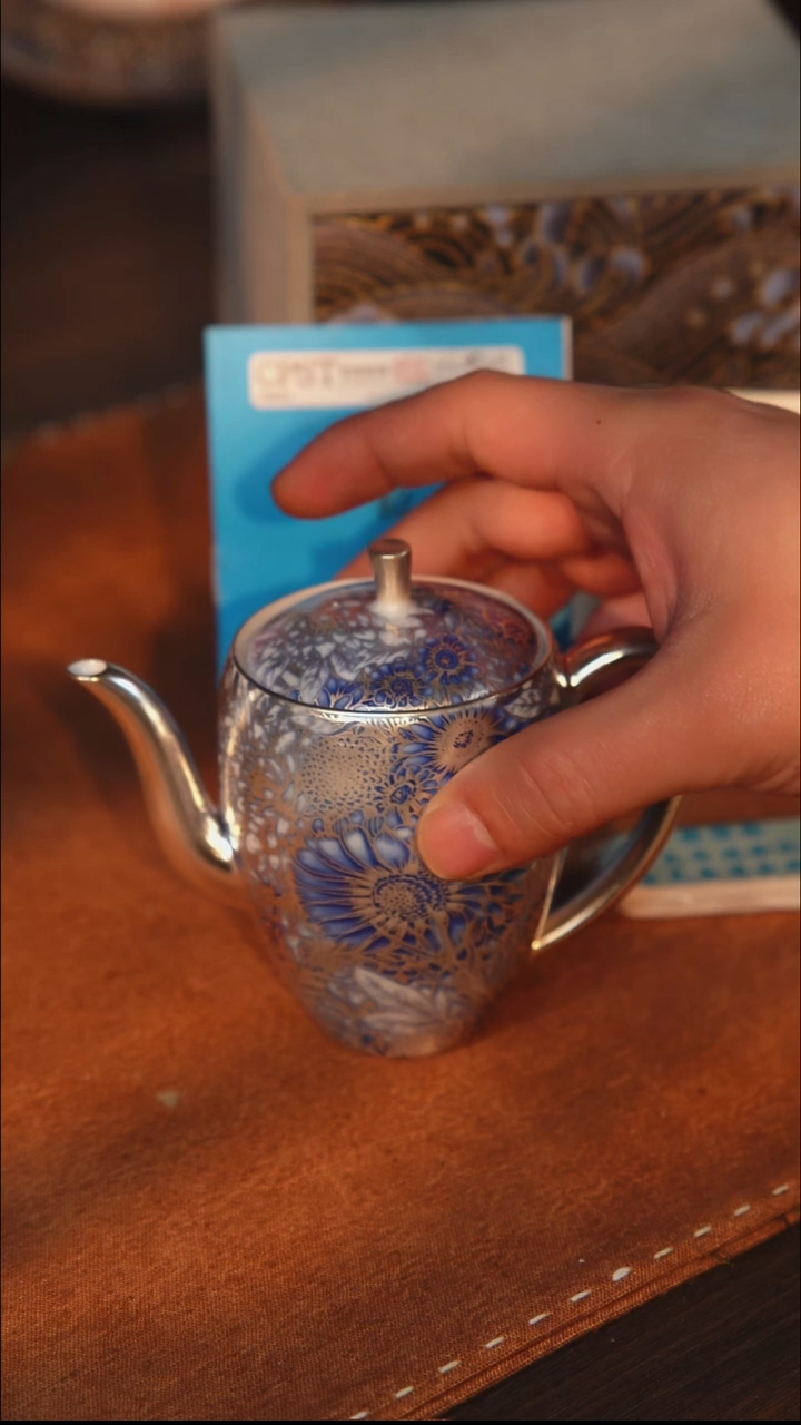 瓷壶向阳花美人肩壶