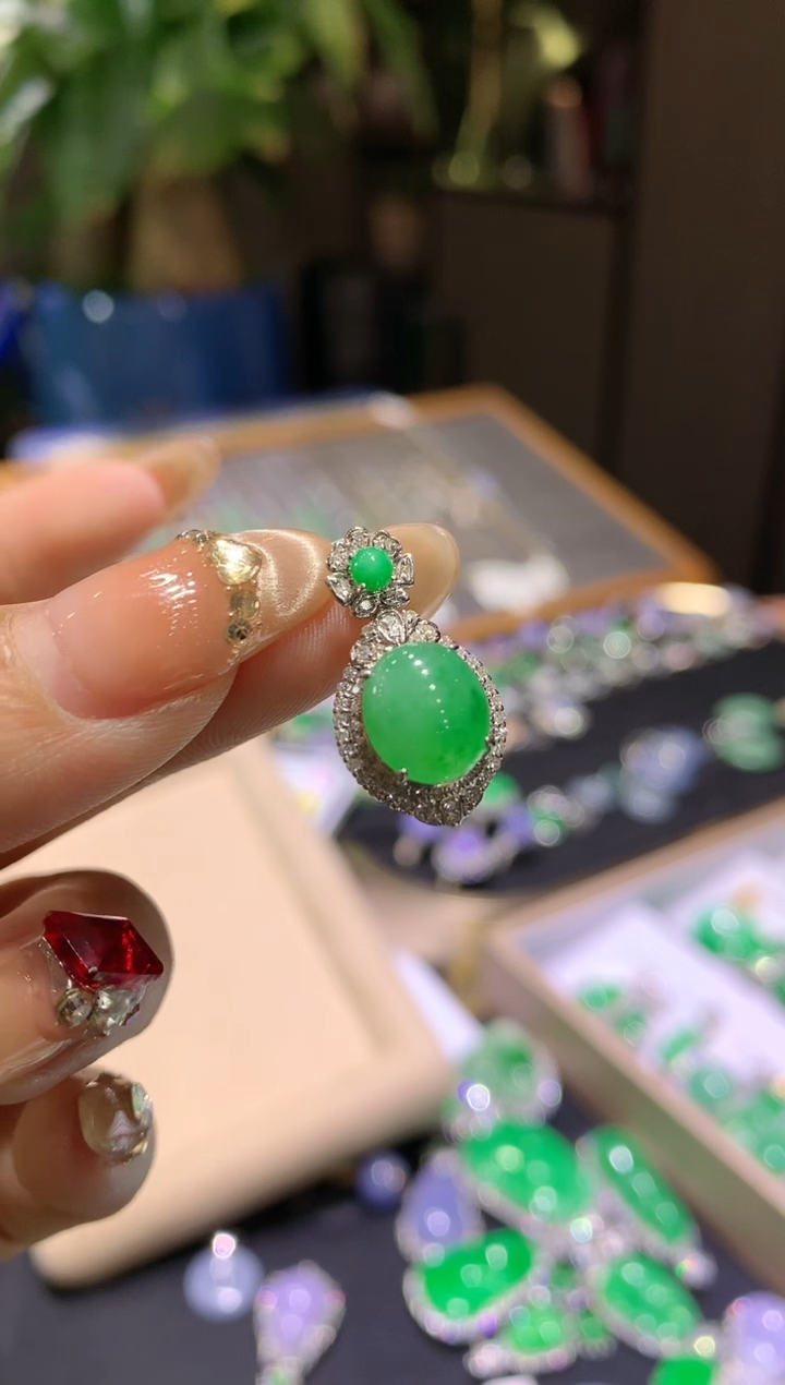 【闪购商品】翡翠吊坠(不含链)18K金镶嵌蛋面