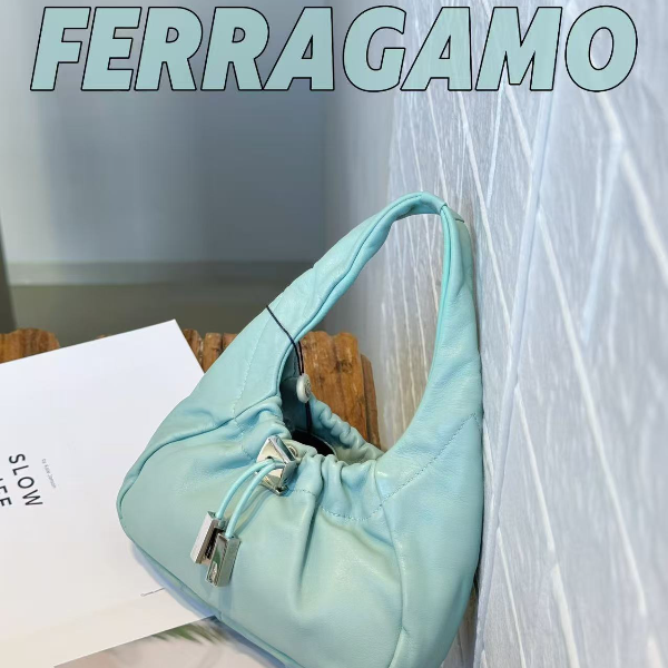 95新 FERRAGAMO/菲拉格慕 湖蓝色小手拎