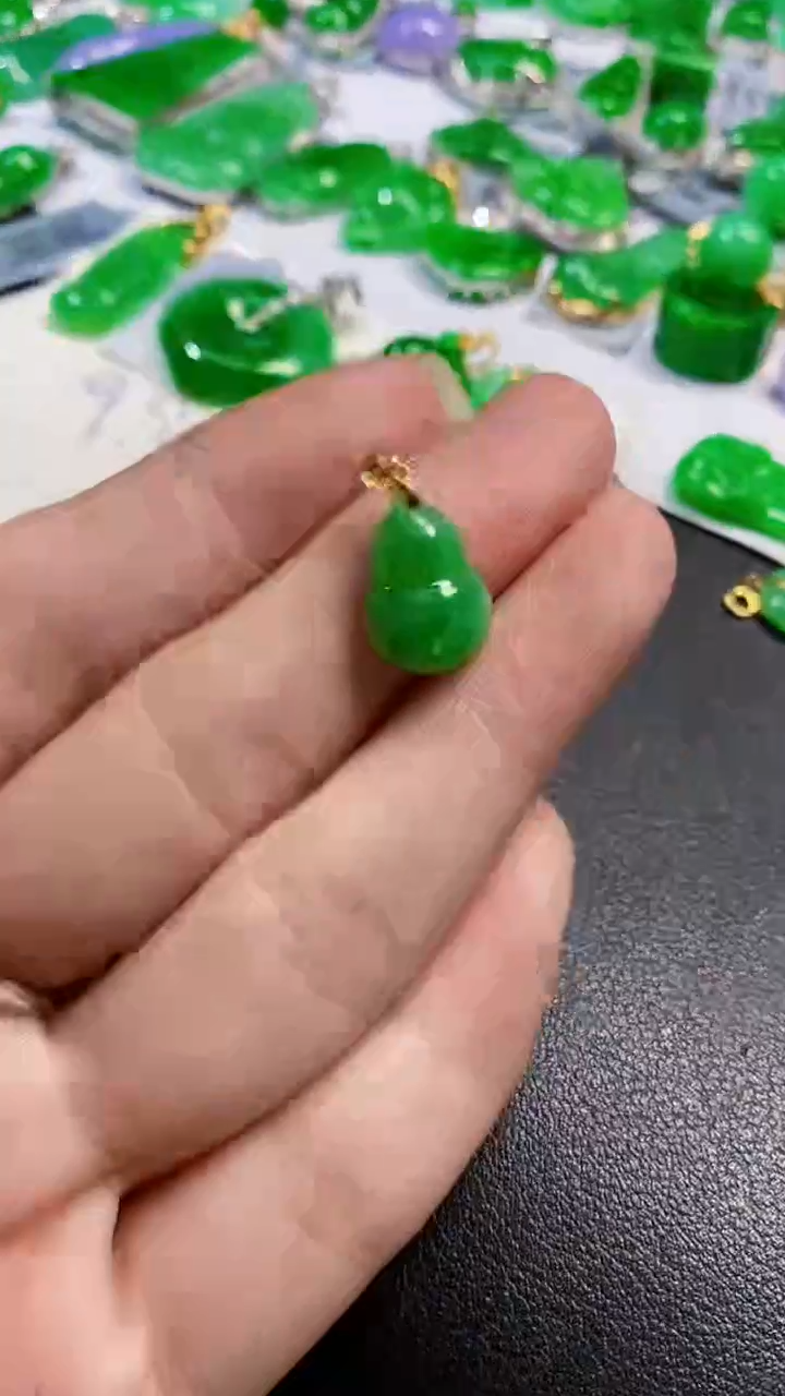 颈饰18K金镶嵌翡翠葫芦