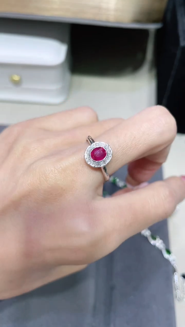 18K金镶嵌天然红宝石戒指