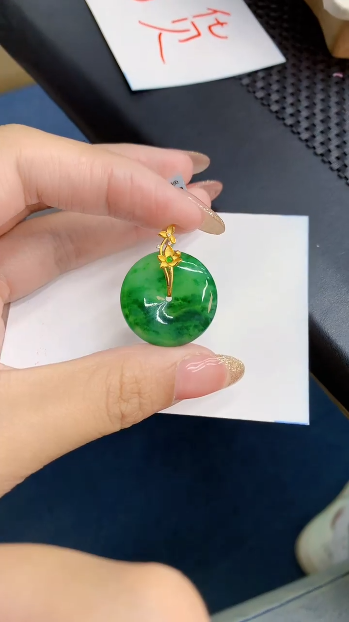 【闪购商品】翡翠18K金镶嵌颈饰            8