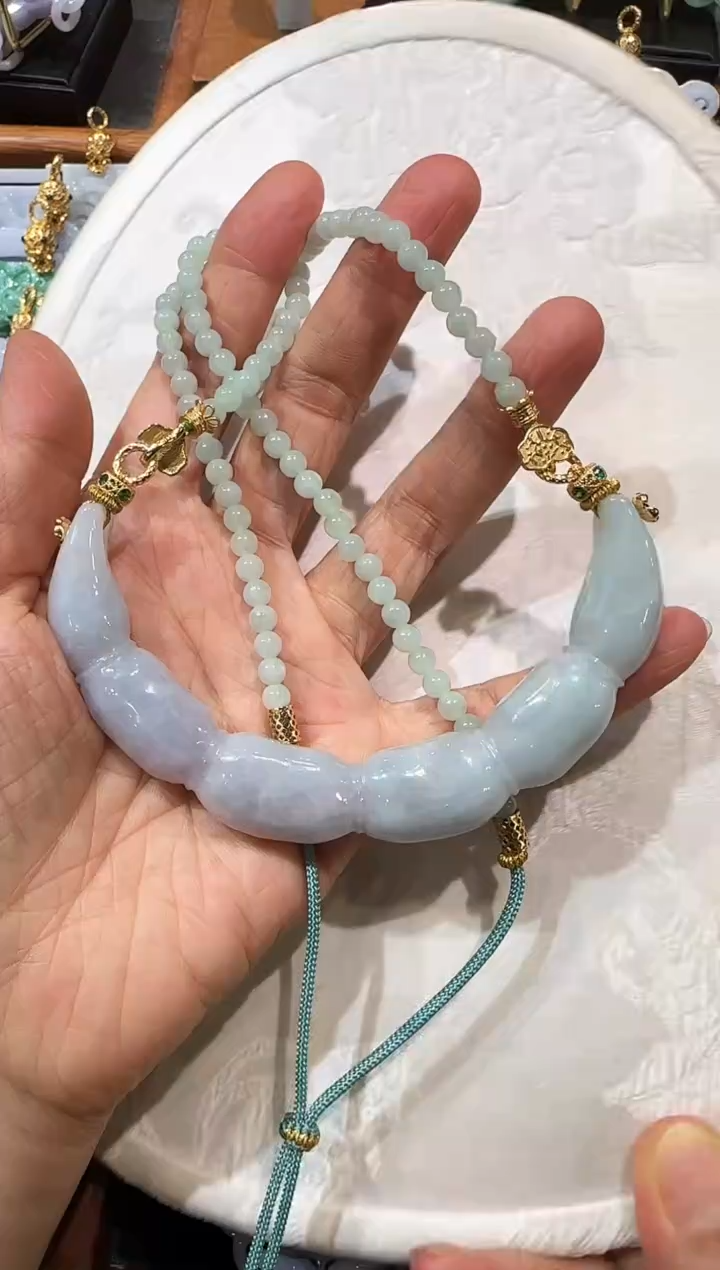 翡翠未镶嵌颈饰国风
