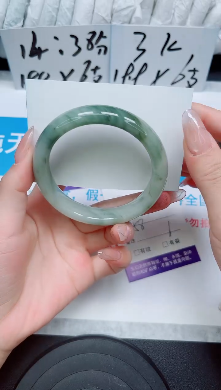 【闪购商品】石英质玉手镯未镶嵌46