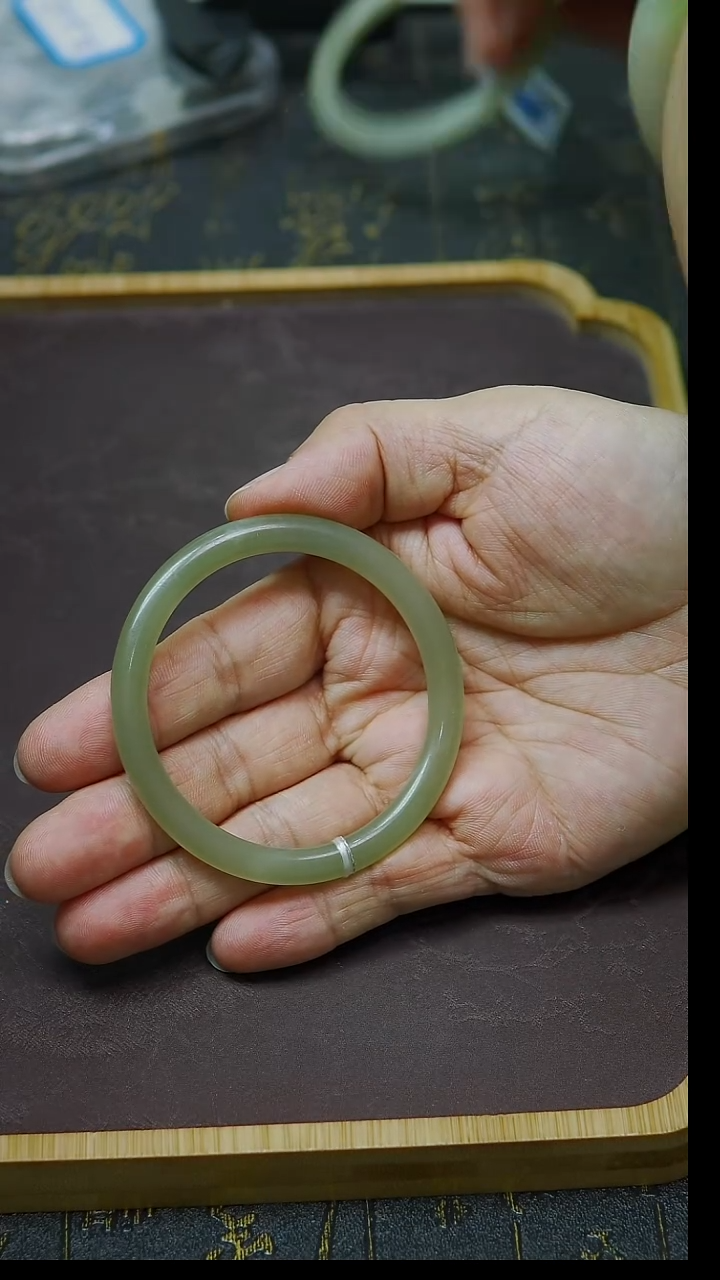未镶嵌手镯和田玉54圈口  冰晴水圆条镯