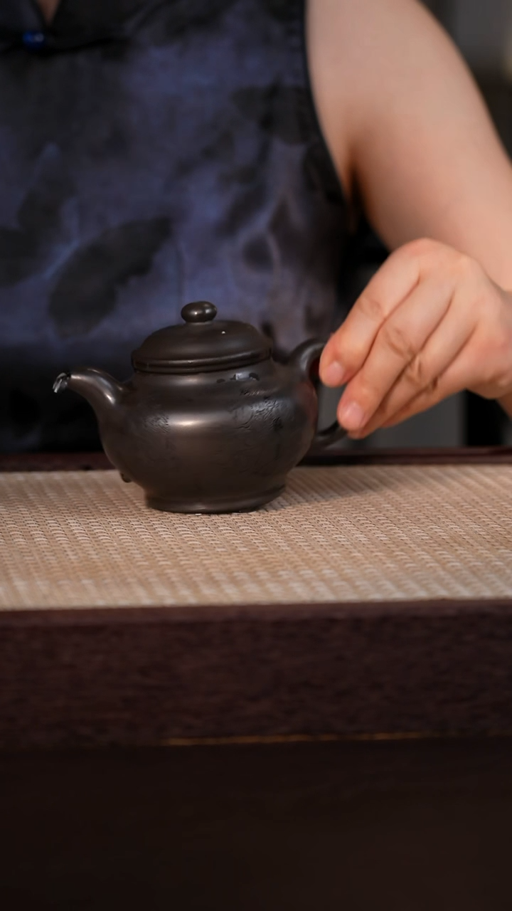 茶壶紫砂玄铁泥黑骨烧 220cc