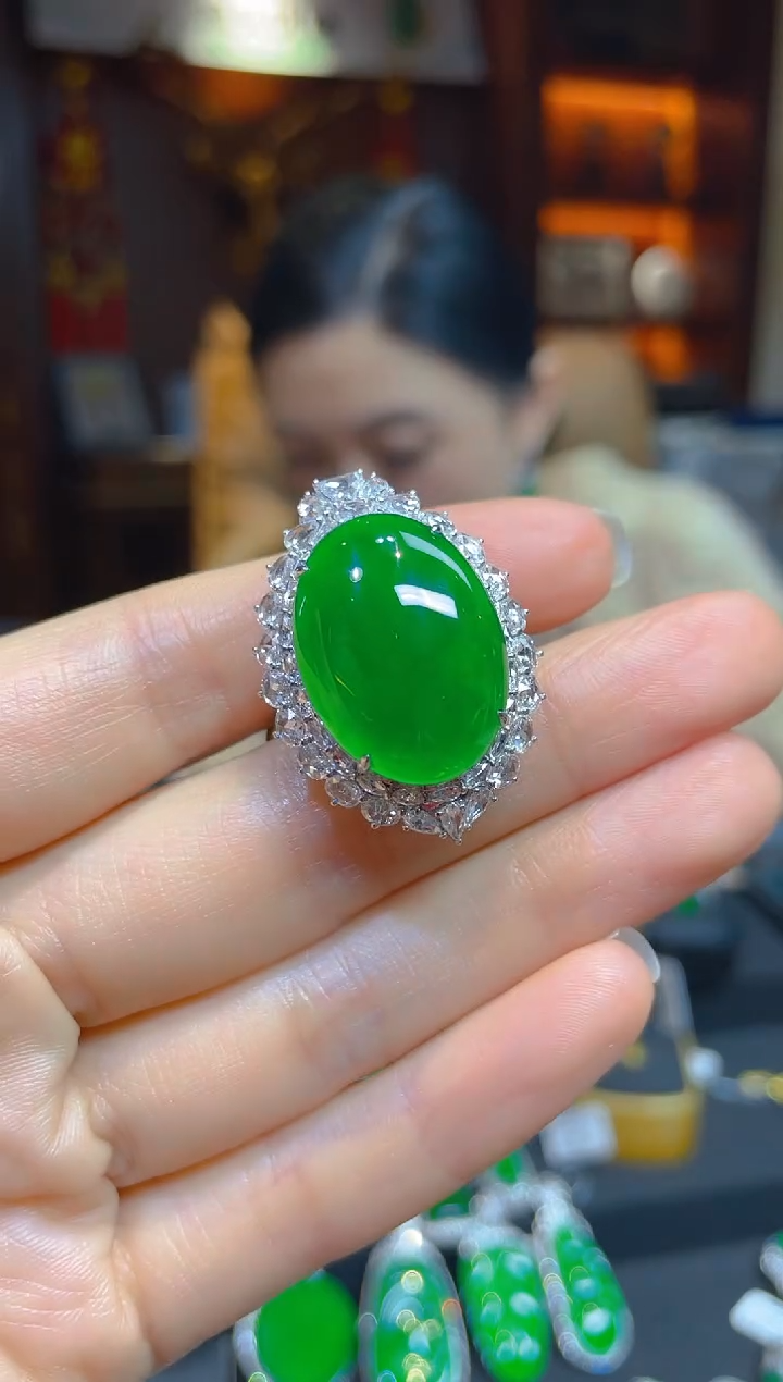 【闪购商品】翡翠戒指18K金镶嵌117628天然A货翡翠蛋面戒指