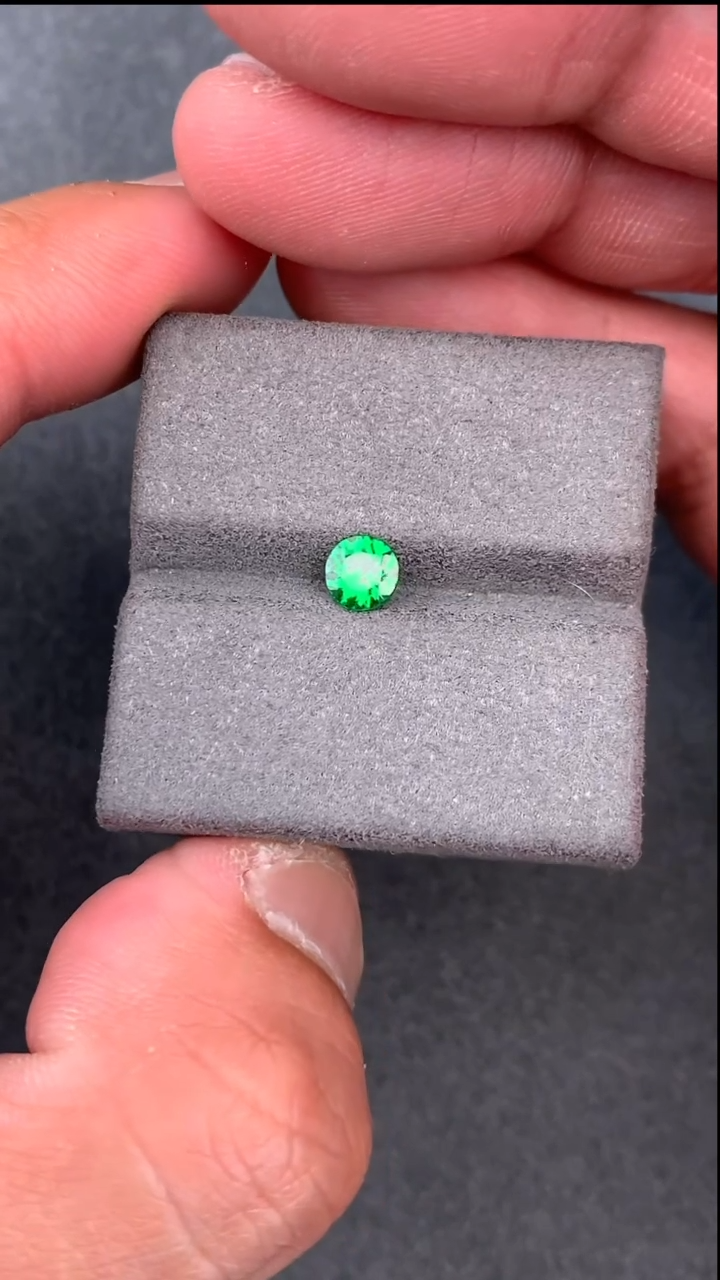 【闪购商品】石榴石（沙弗莱）裸石未镶嵌57分