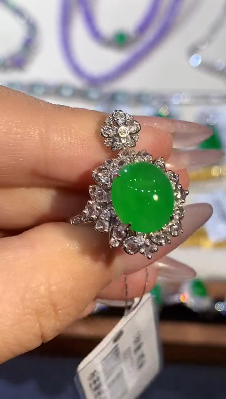 18K金镶嵌戒指翡翠多样性发其一