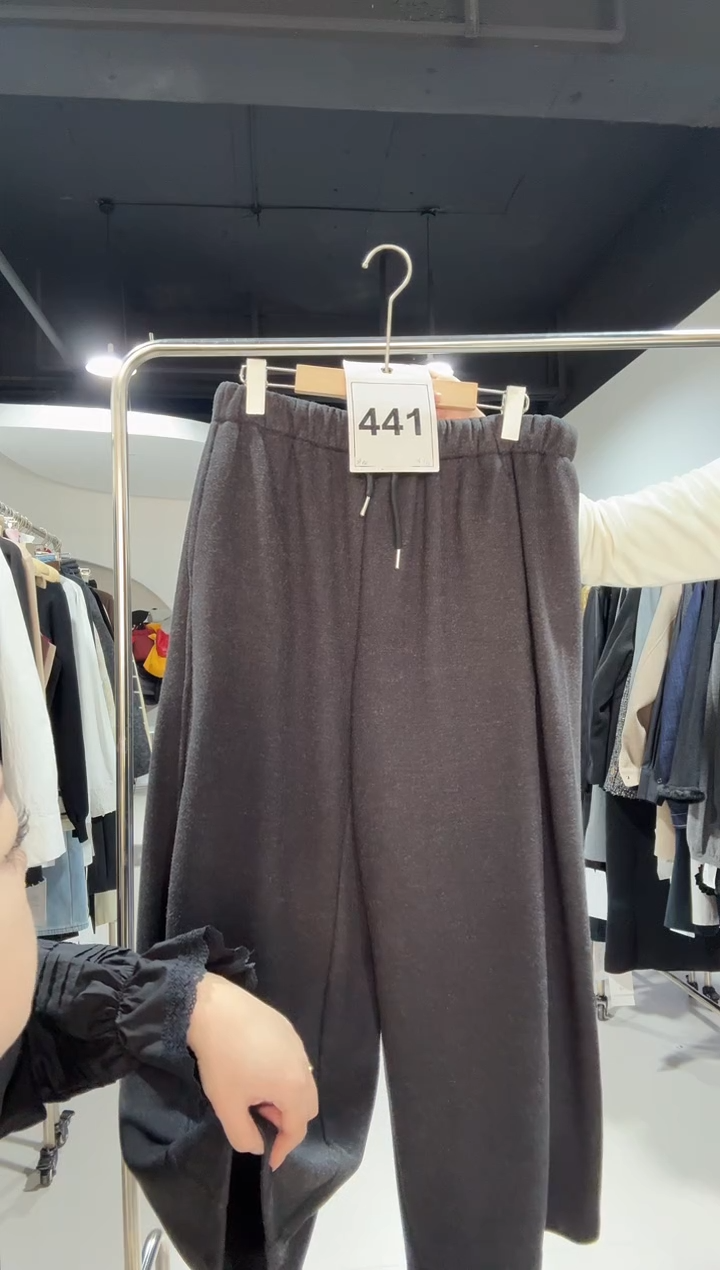 441-裤子············