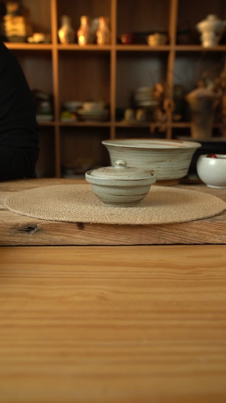 岁月风情系列的带盖子的小炖盅1个