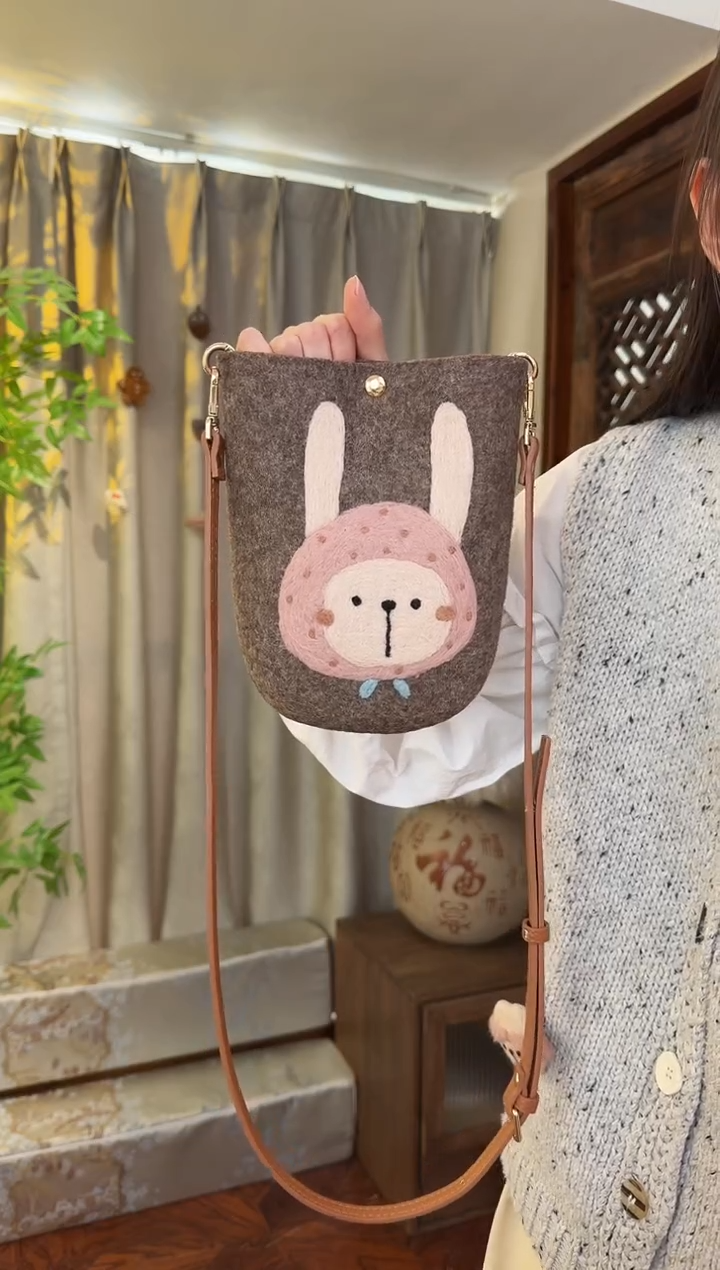 羊毛非遗羊毛毡包 手机包兔子