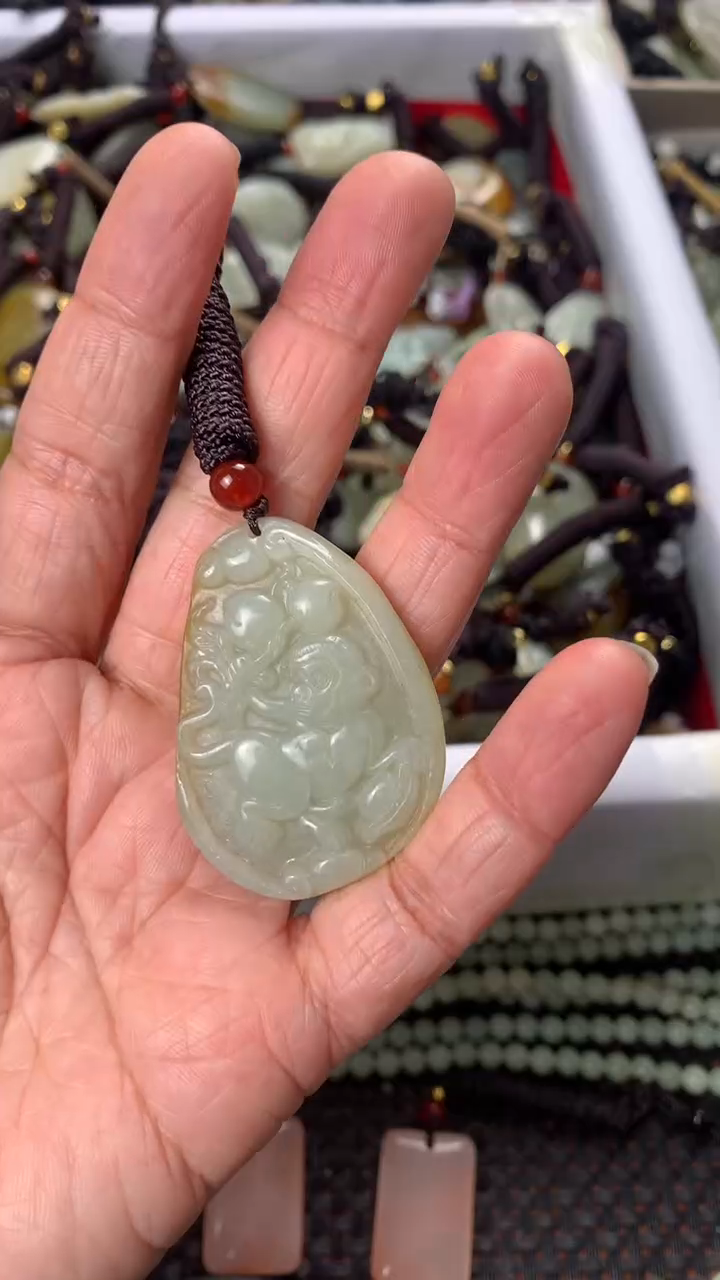 【闪购商品】和田玉颈饰未镶嵌多样性发货没有证书，拍一发一.有瑕