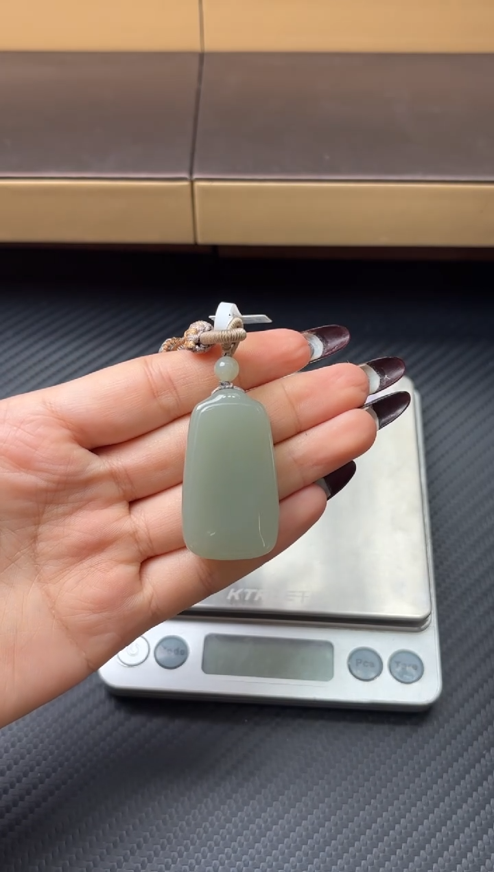 吊坠(赠链)未镶嵌和田玉且末近矿微色差吊坠mj