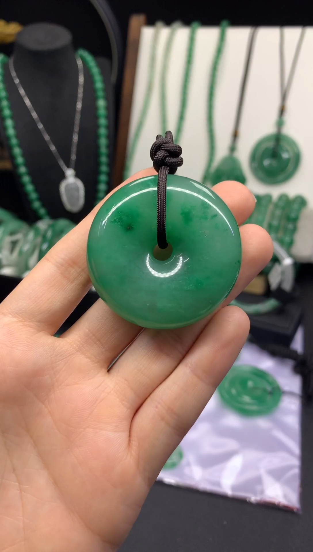 吊坠(不含链)未镶嵌石英质玉（非洲翠）46mm平安扣