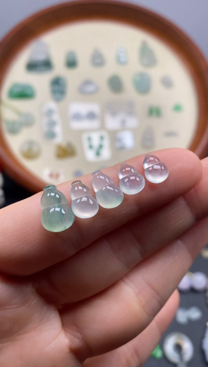 颈饰未镶嵌翡翠5颗冰飘花葫芦/芬