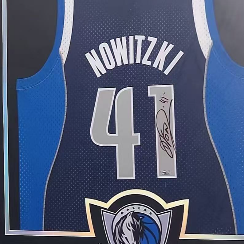 诺维斯基亲签小牛sw装裱收藏【铭人堂亲签球衣清清直播专属链接】