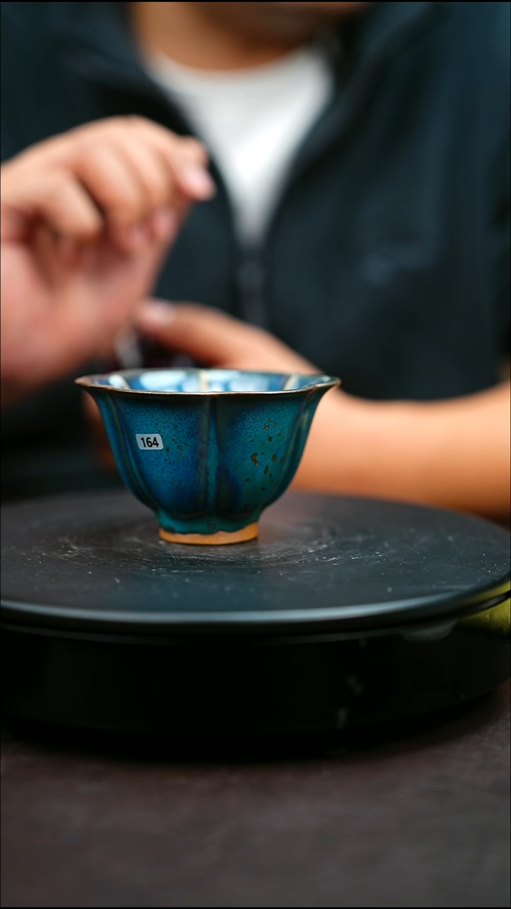 164#原矿钧瓷炉钧釉花口杯