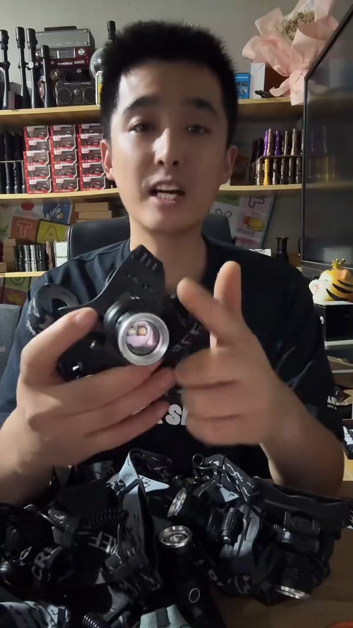 白黄光合金调焦头灯带电池