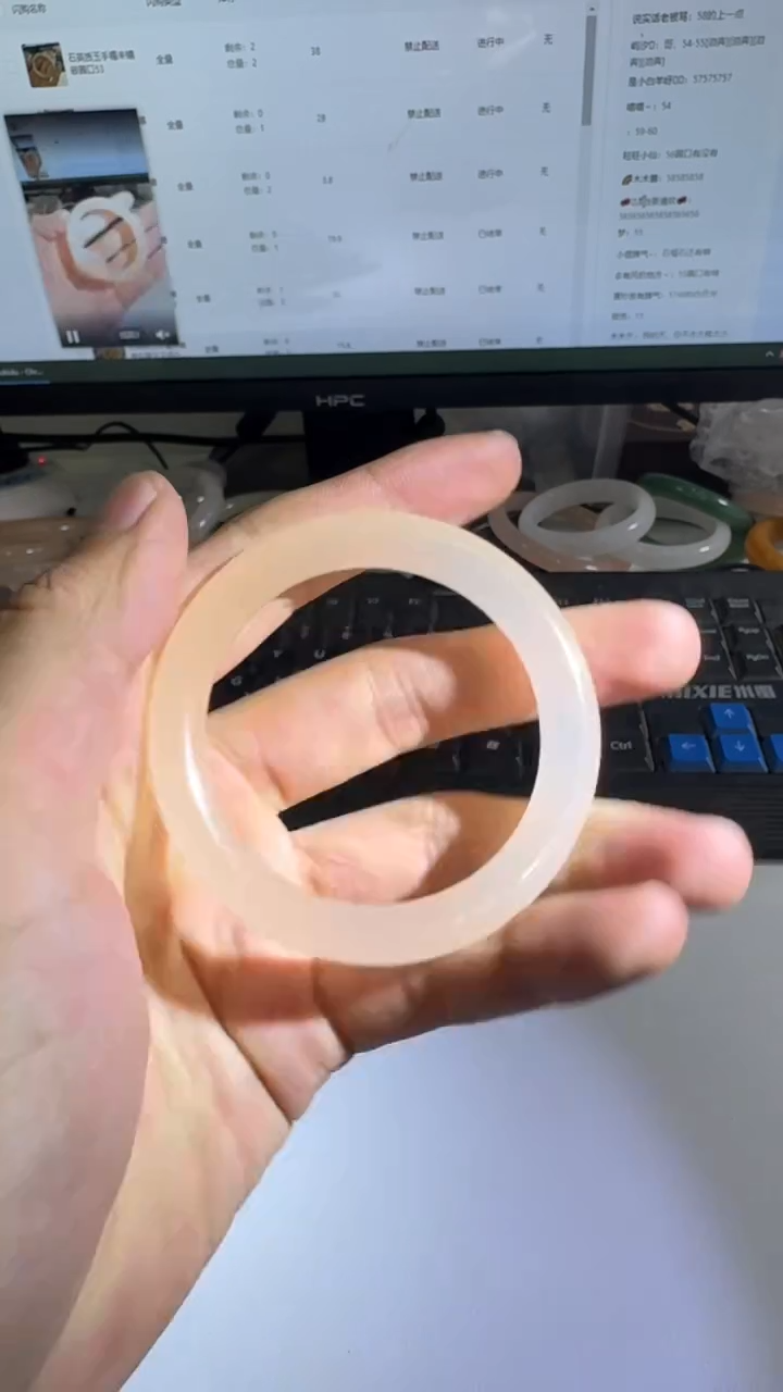 石英质玉手镯未镶嵌阿富汗藕粉圈口52