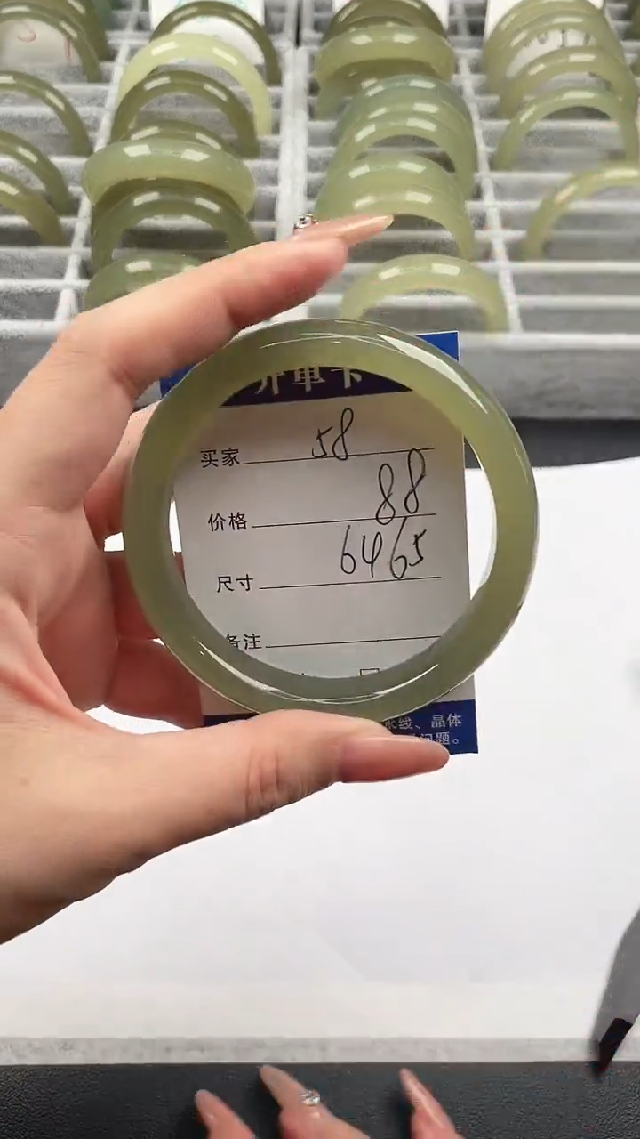 未镶嵌手镯石英质玉湖水绿64