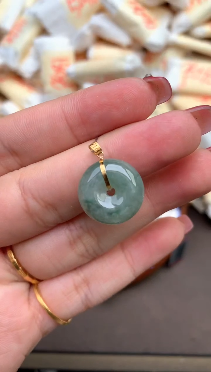 翡翠18K金镶嵌颈饰—