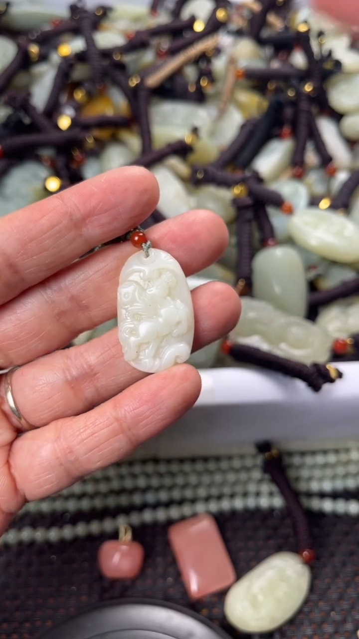 【闪购商品】和田玉颈饰未镶嵌多样性发货没有证书拍一发一有瑕