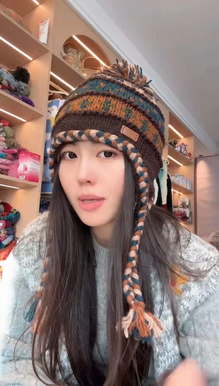 羊毛咖色小辫子护耳帽