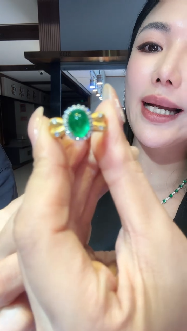 18K金镶嵌戒指祖母绿2.50ct