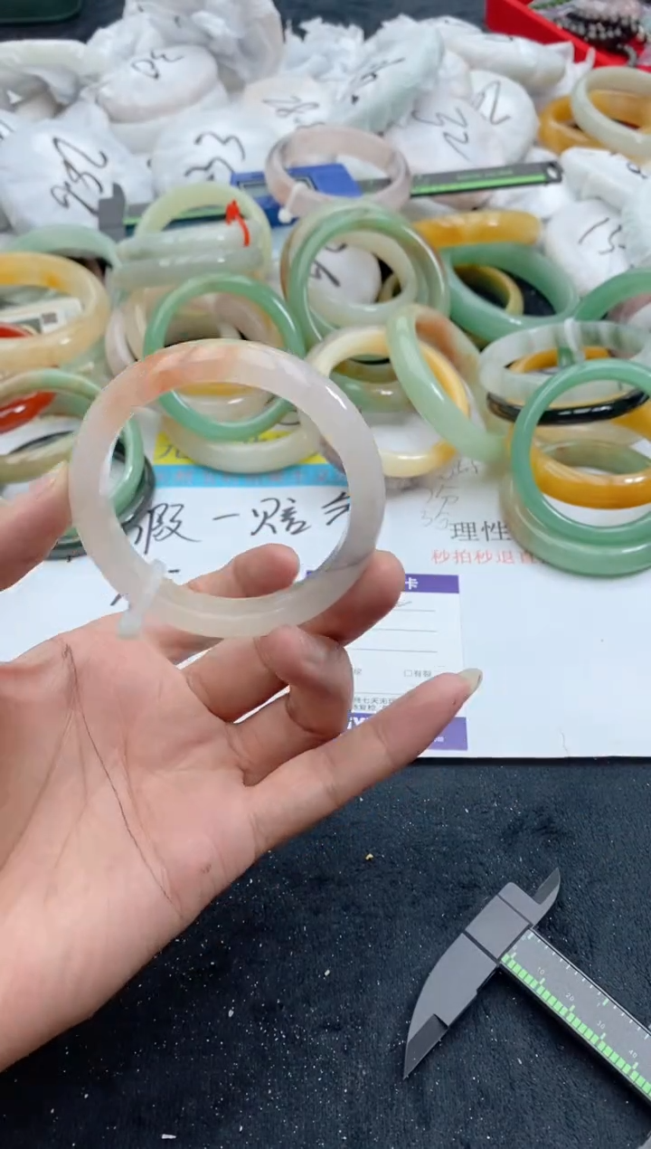 【闪购商品】石英质玉手镯未镶嵌182