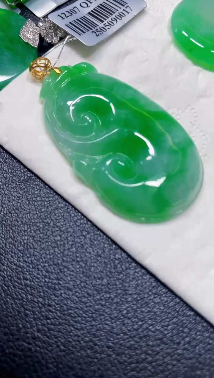 颈饰18K金镶嵌翡翠如意