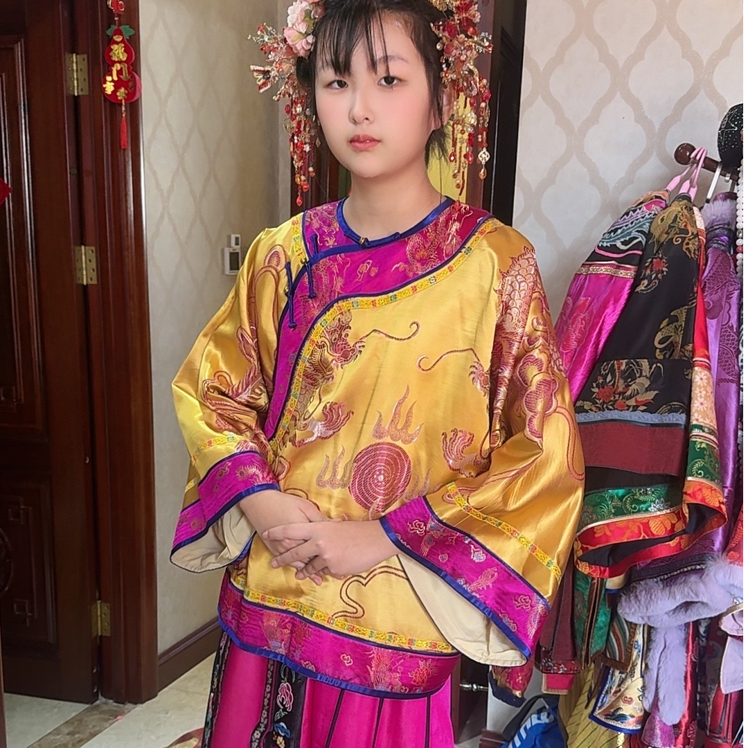 国风手工刺绣青汉服黄色系