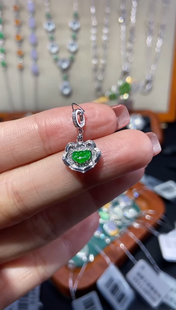 【闪购商品】翡翠颈饰18K金镶嵌吊坠