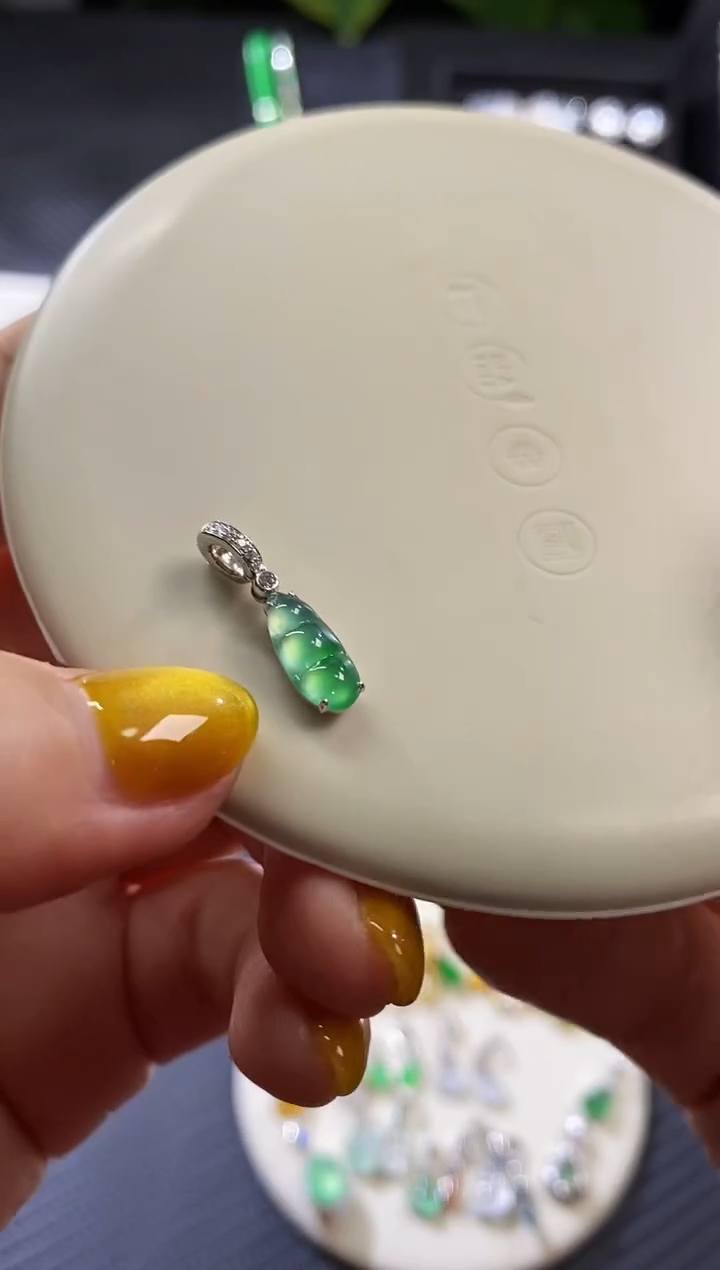 【闪购商品】翡翠挂件未镶嵌豆子滴溜