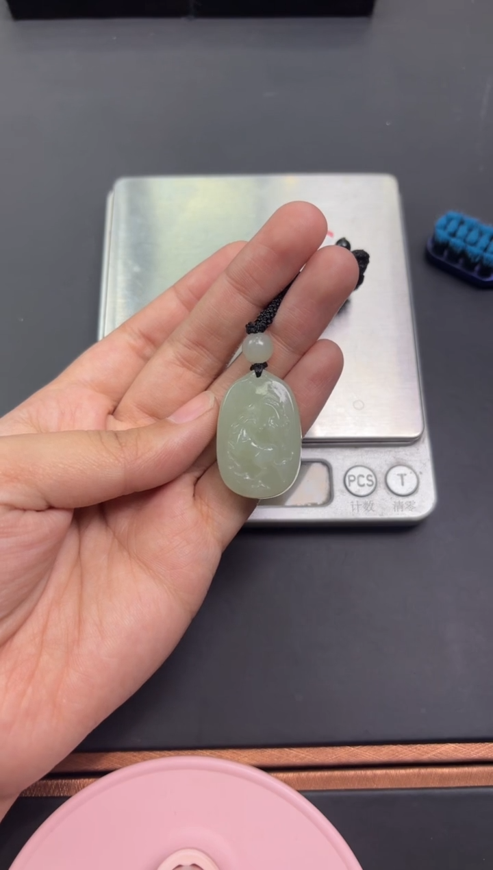 【闪购商品】和田玉吊坠(赠链)未镶嵌且末微色差近矿吊坠