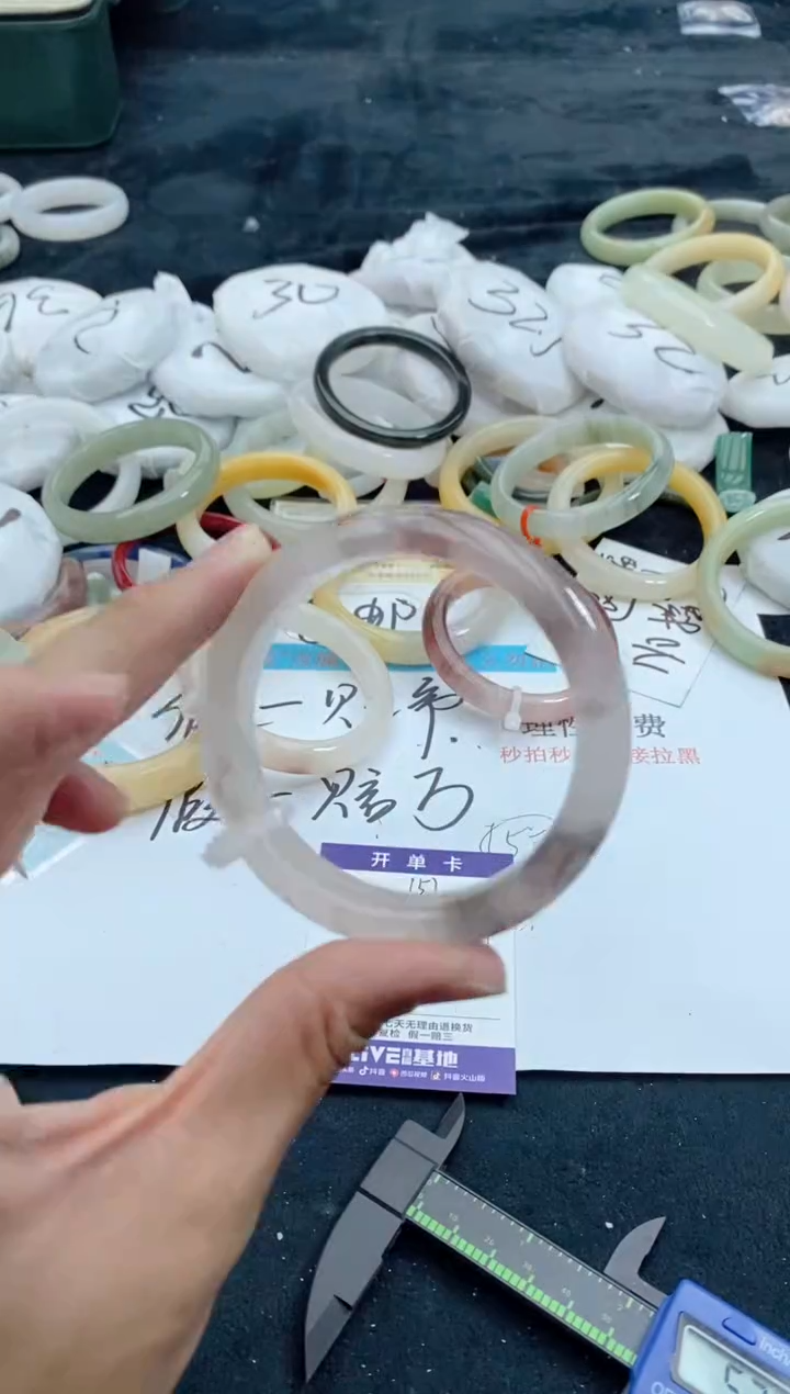 【闪购商品】石英质玉手镯未镶嵌157